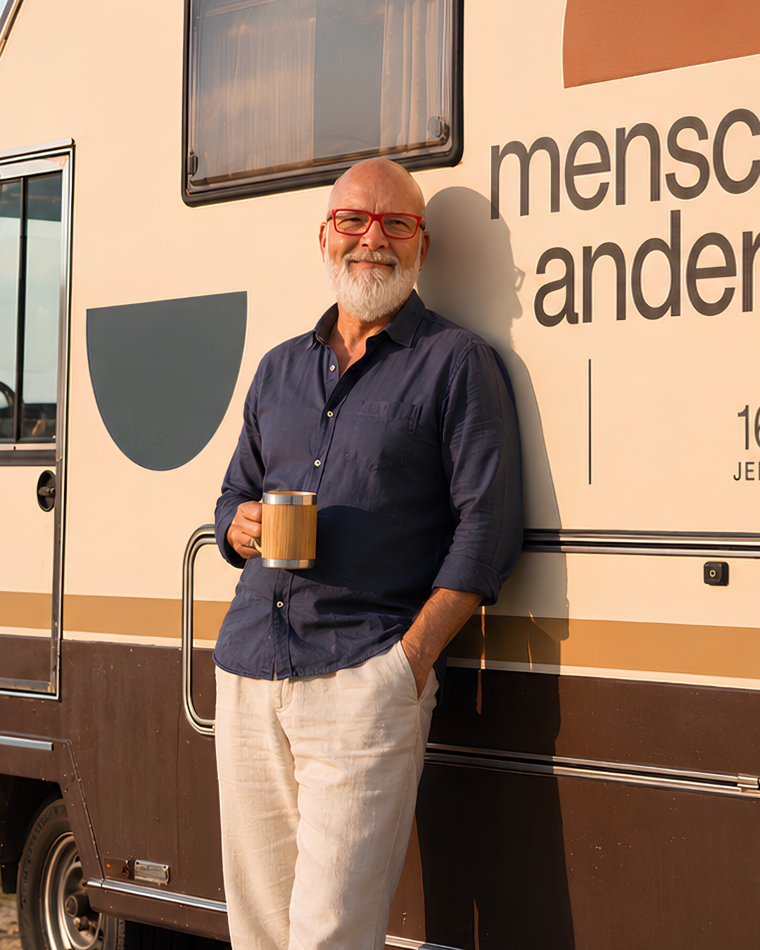 Tommy vor dem Menschanders-Fahrzeug
